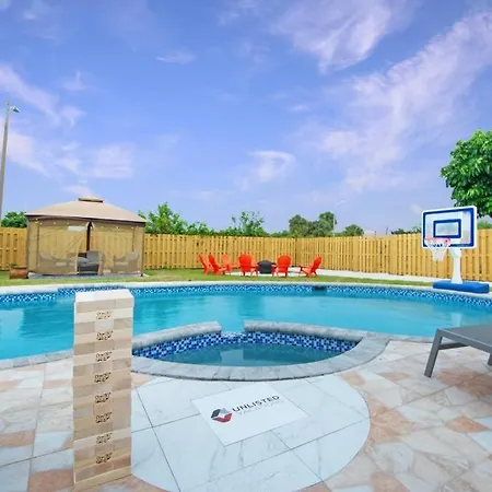 Home In West Palm Beach With Pool And Pool Table!